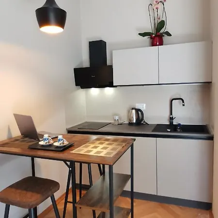 Express Traveller's Front Station Fs Parking Apartment Parma