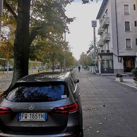 Express Traveller's Front Station Fs Privat Parking 帕爾馬