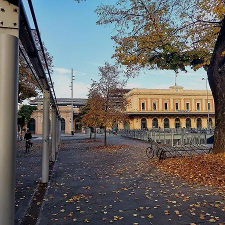 Express Traveller's Front Station Fs Privat Parking 帕爾馬