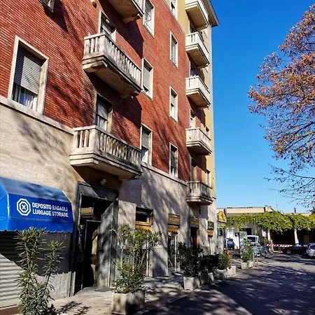 Express Traveller's Front Station Fs Privat Parking Lägenhet *