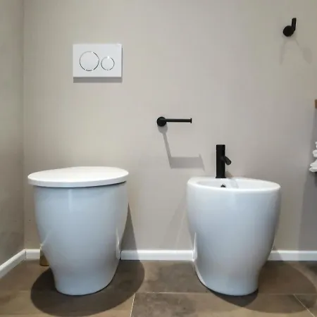 Express Traveller's Front Station Fs Privat Parking 帕爾馬